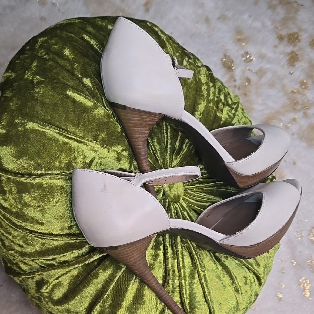 Burberry Women's Heels Size 38 1/2. Size 7.5 US. NEW!  Luxury. Designer. - Picture 5 of 14